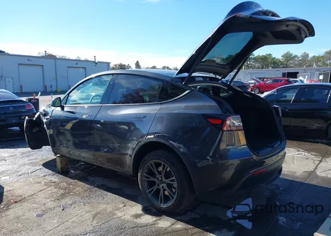 2024 Tesla Model Y Long Range Dual Motor All-Wheel Drive z USA, uszkodzony, nr VIN 7SAYGDEE2RF166645